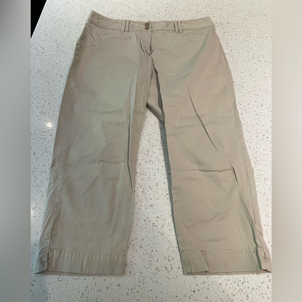 Like New - LOFT khaki capris size 8P (waist 16”)